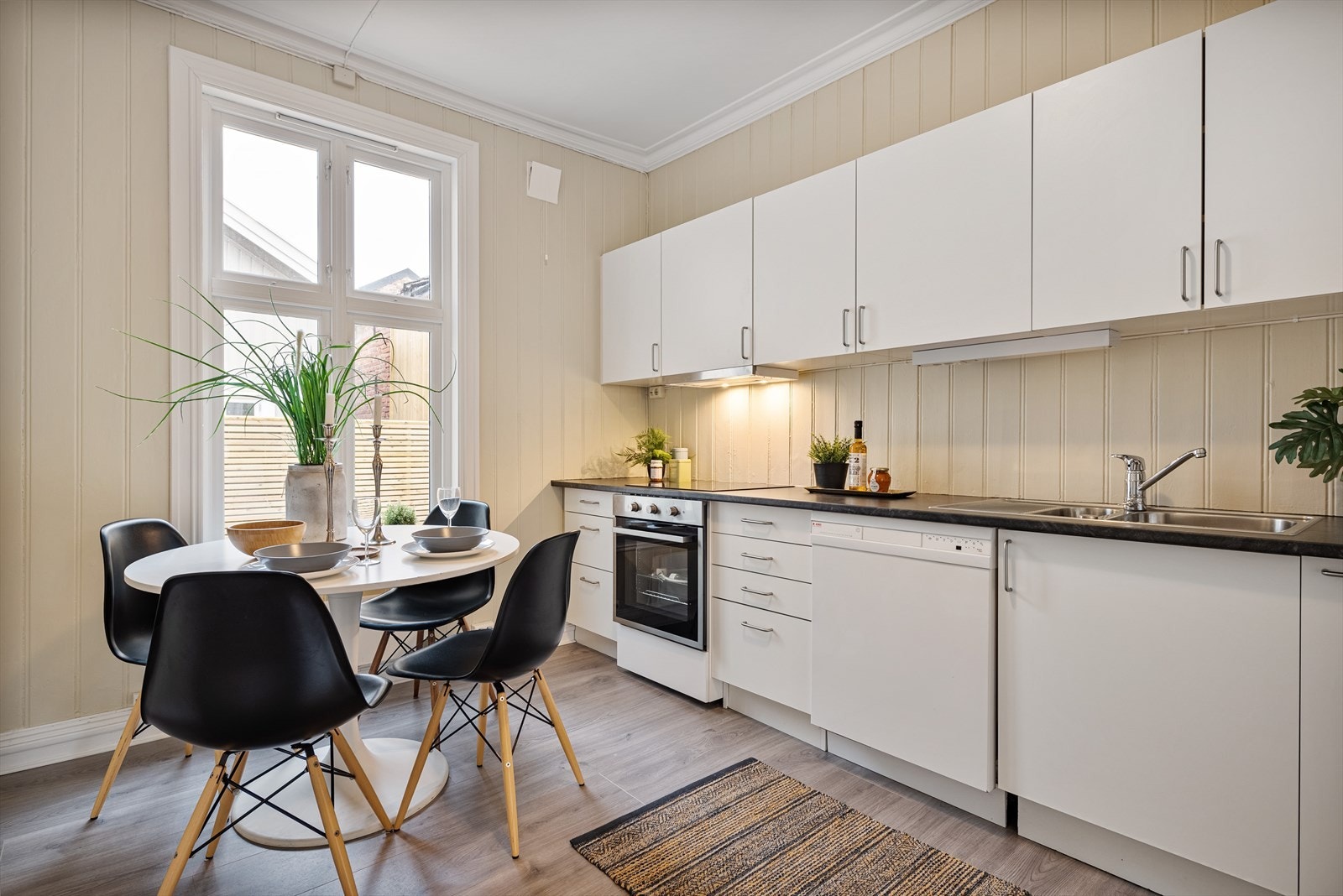 Kjøkkenet er et romslig og rom med plass til spisebordet. Galleribilde