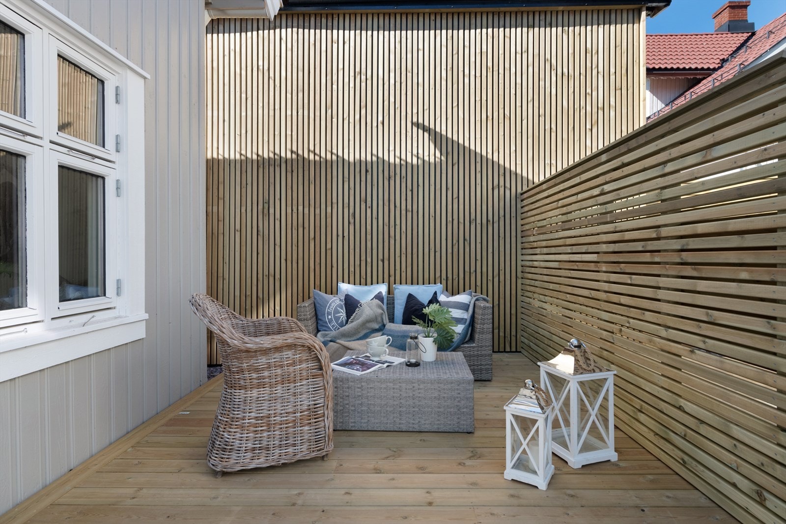 Leiligheten har en egen uteplass. Her sees bilde av nabouteplass Galleribilde