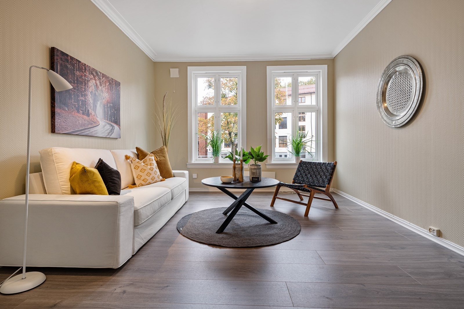 Leiligheten fremstår lys og sjarmerende med høy himling og store vindusflater. Galleribilde