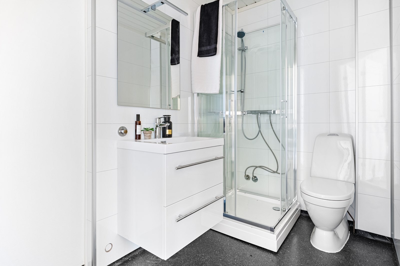 Baderom 2. etasje er pusset opp i 2022 med nytt belegg på gulv og nye baderomsplater på vegger. Galleribilde