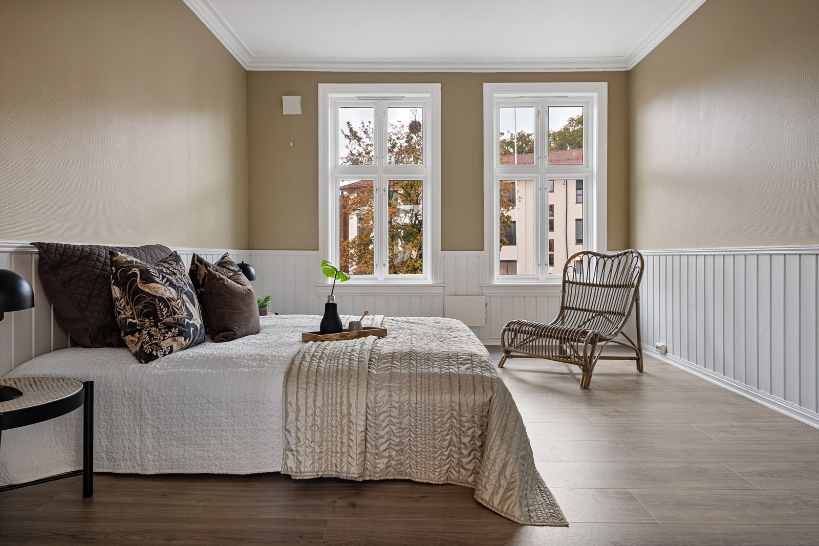 Leiligheten har et romslig hovedsoverom med plass til både dobbeltseng, nattbord, samt skrivepulten. Galleribilde