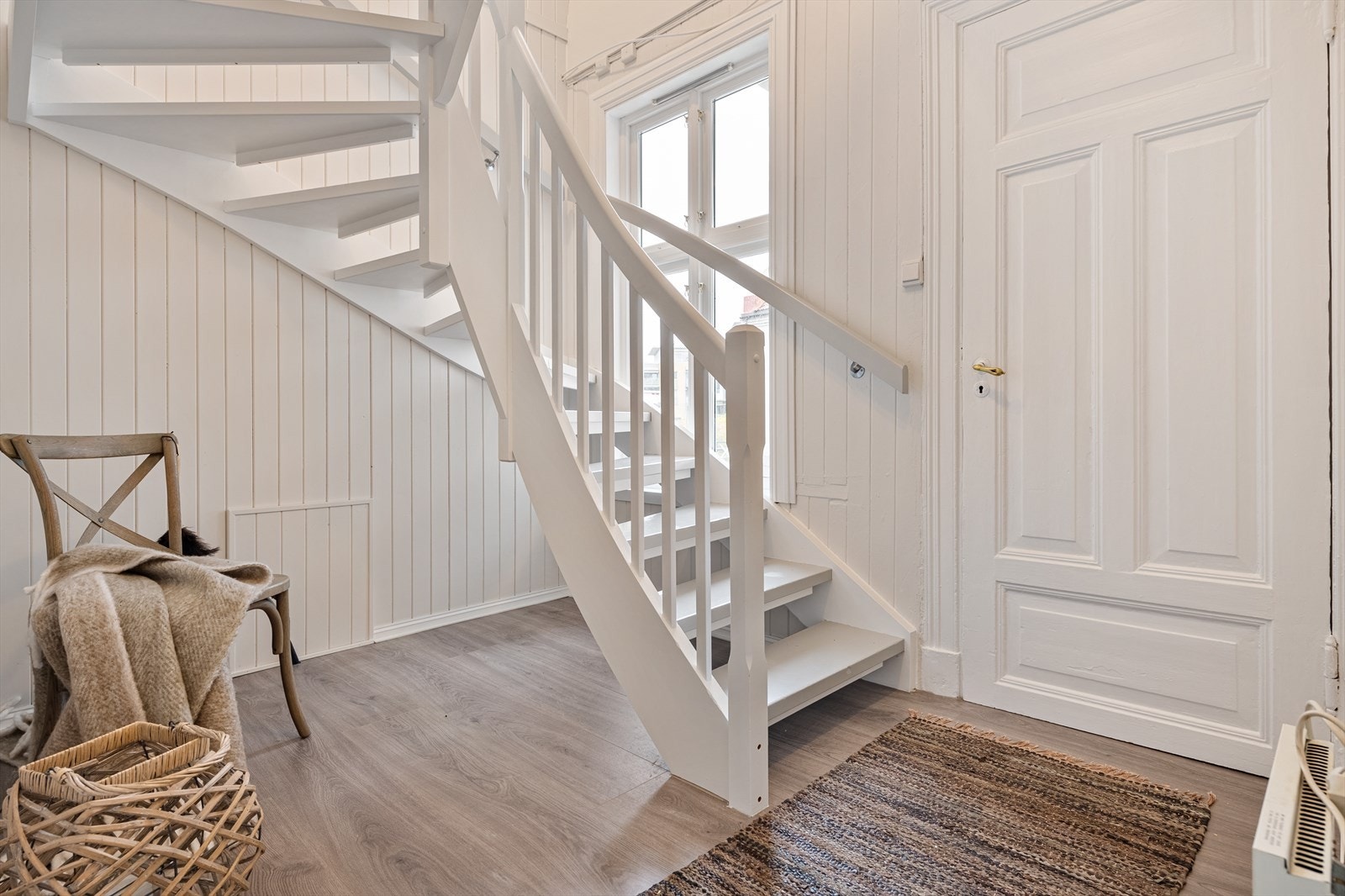 Nyoppusset gang med trapp til 2. etasje. Dør er ut til vindfang. Galleribilde