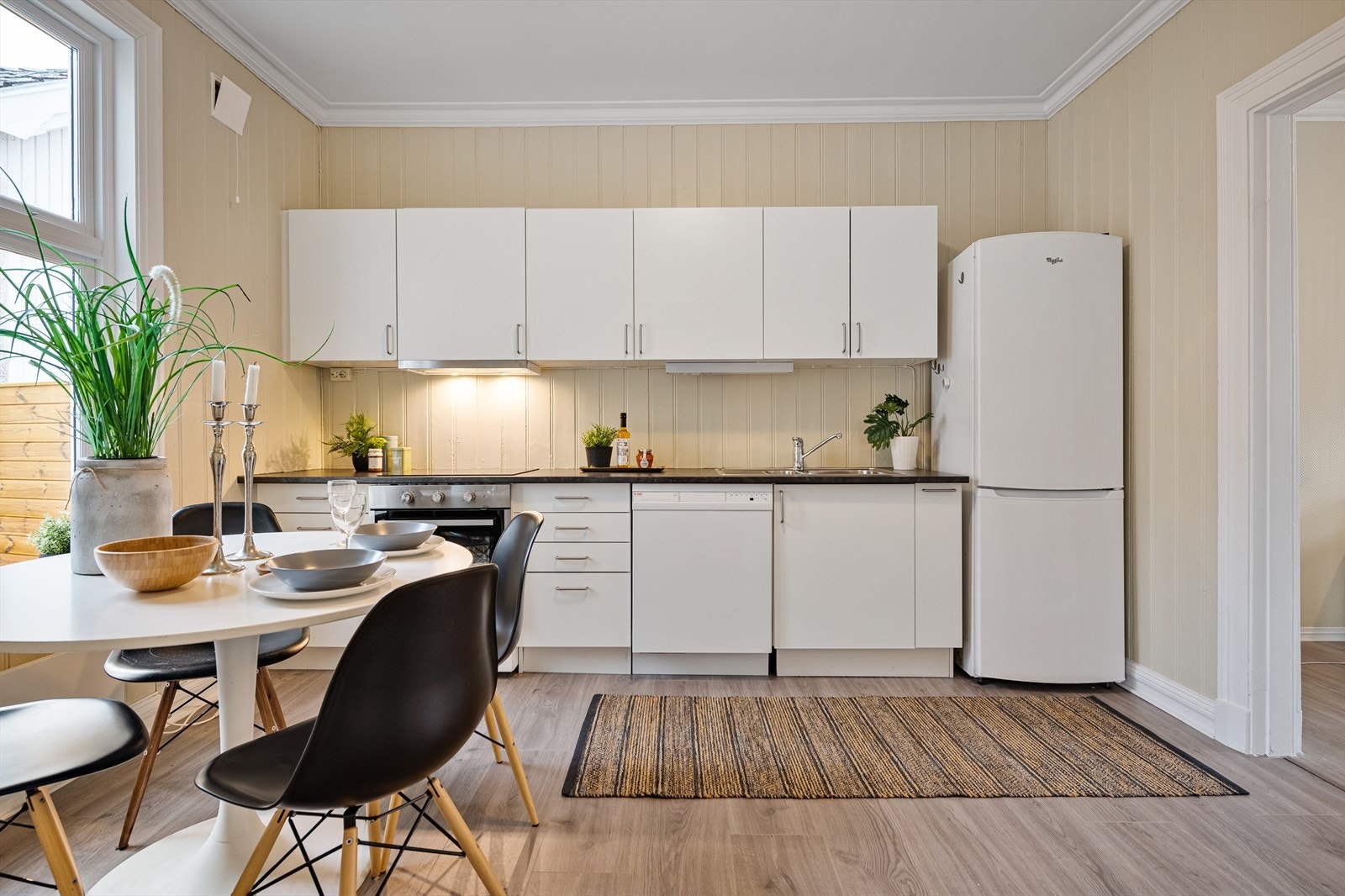 Innredningen har slette fronter og laminat benkeplater med nedfelt vaskekum. Galleribilde