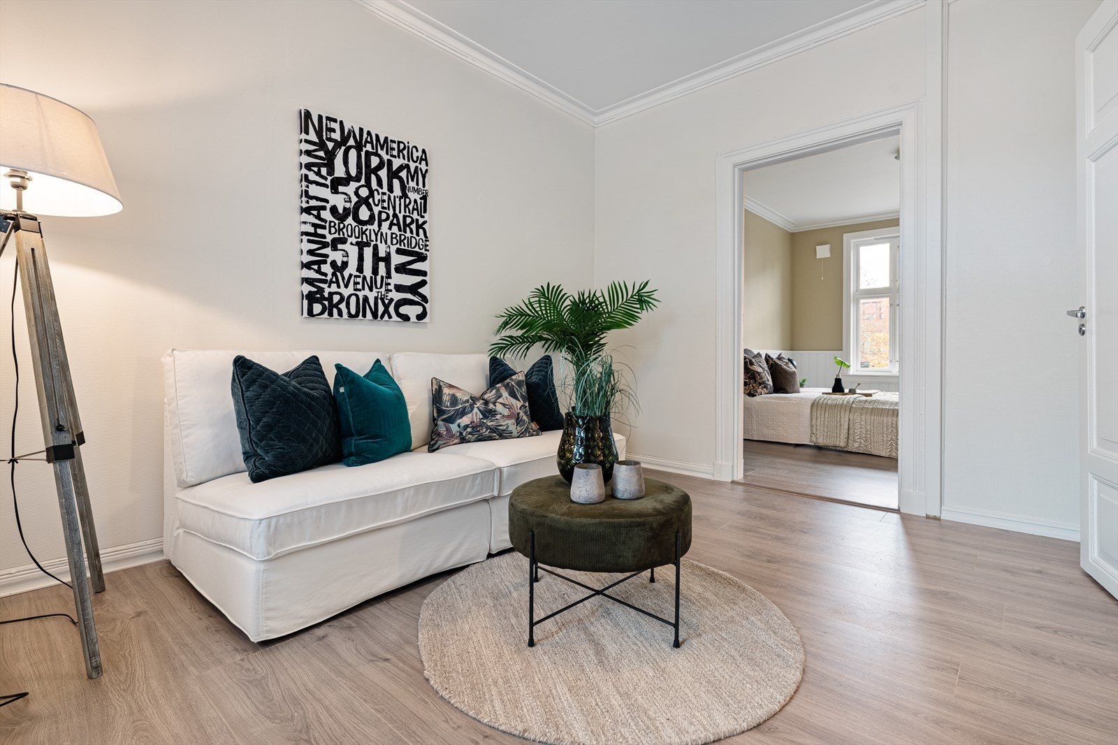 Soverom to har gjennomgang til hovedsoverommet - her er det mulighet for å dele av for å etablere en soveromsgang om ønskelig. Benyttes i dag som stue Galleribilde