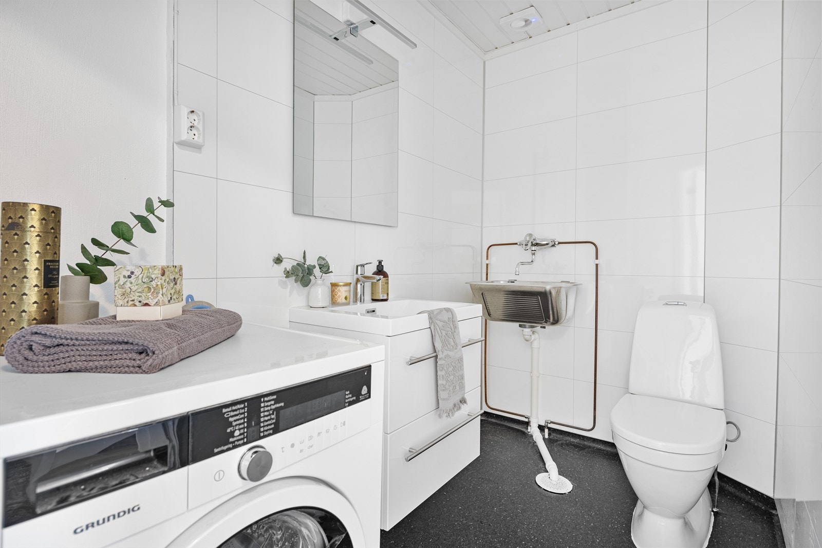 Baderom 1. etasje er pusset opp i 2022 med nytt belegg på gulv og nye baderomsplater på vegger. Galleribilde