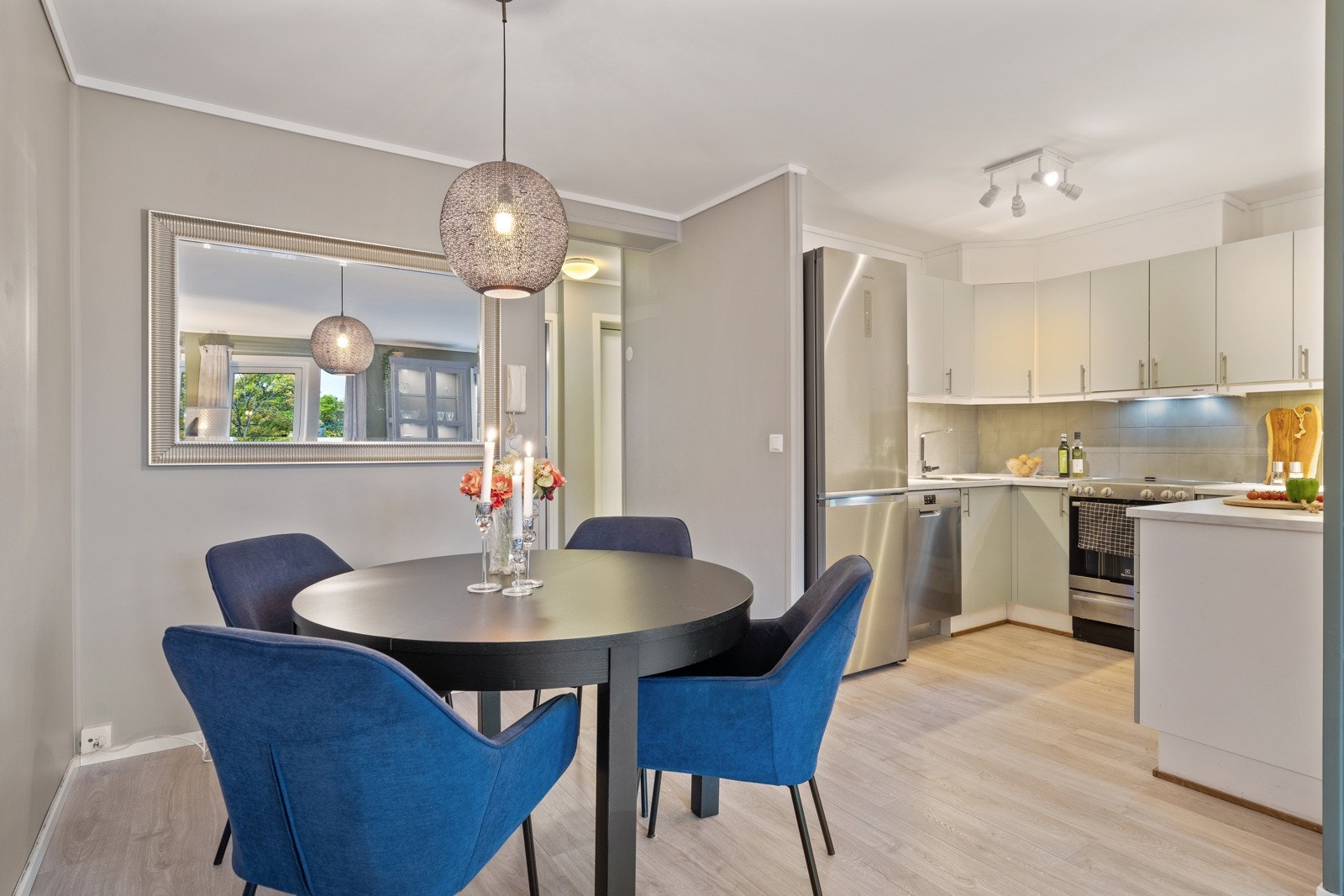 Leiligheten bærer preg av delikat farge- og materialvalg Galleribilde