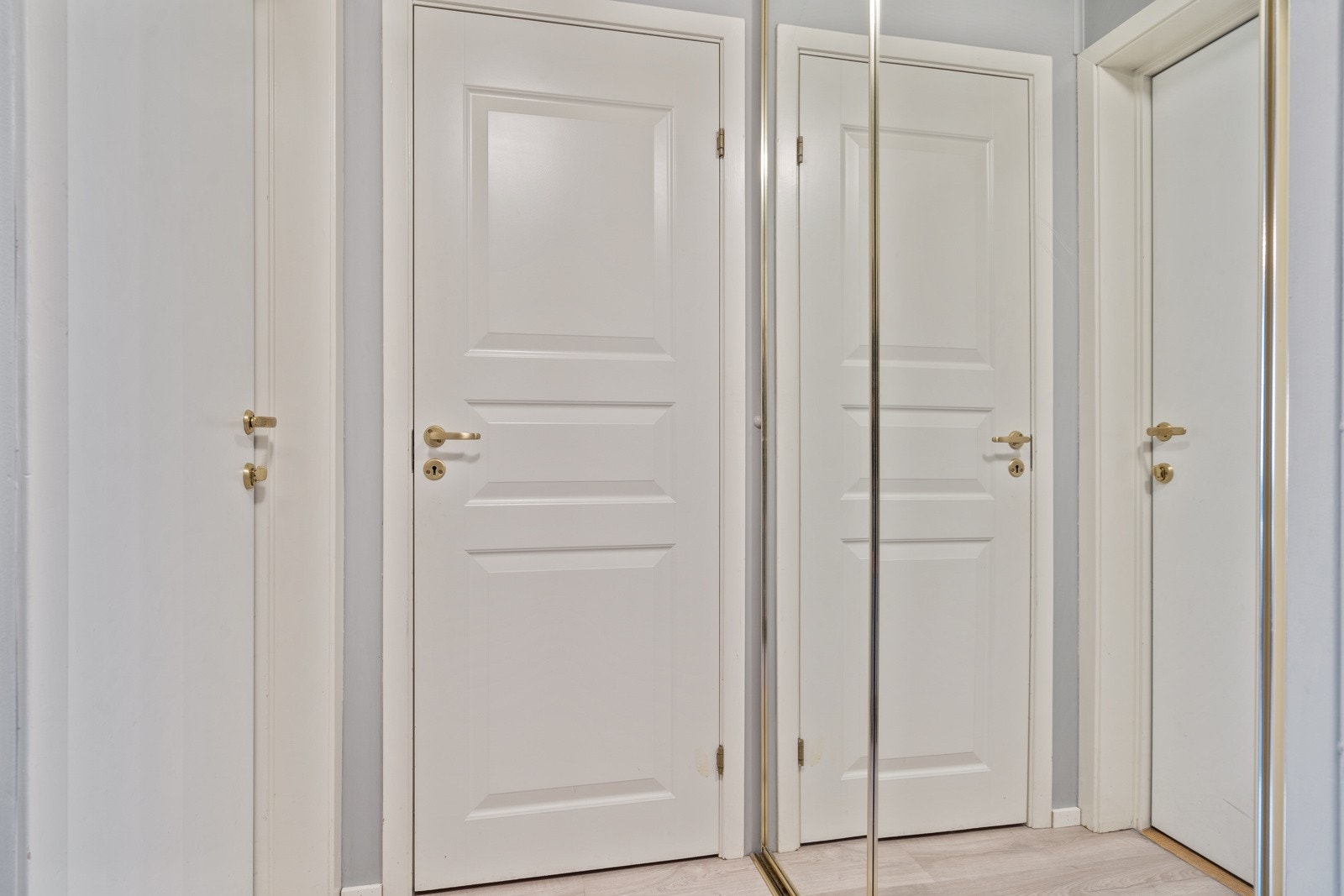 Fra entréen er det tilgang til leilighetens innvendige bod på 1,5m² Galleribilde