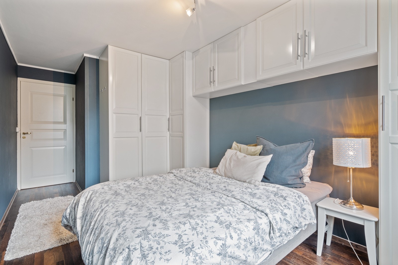 Det er etablert plassbygd garderobeløsning, som strekker seg langs hele veggen. En svært plassbesparende løsning Galleribilde