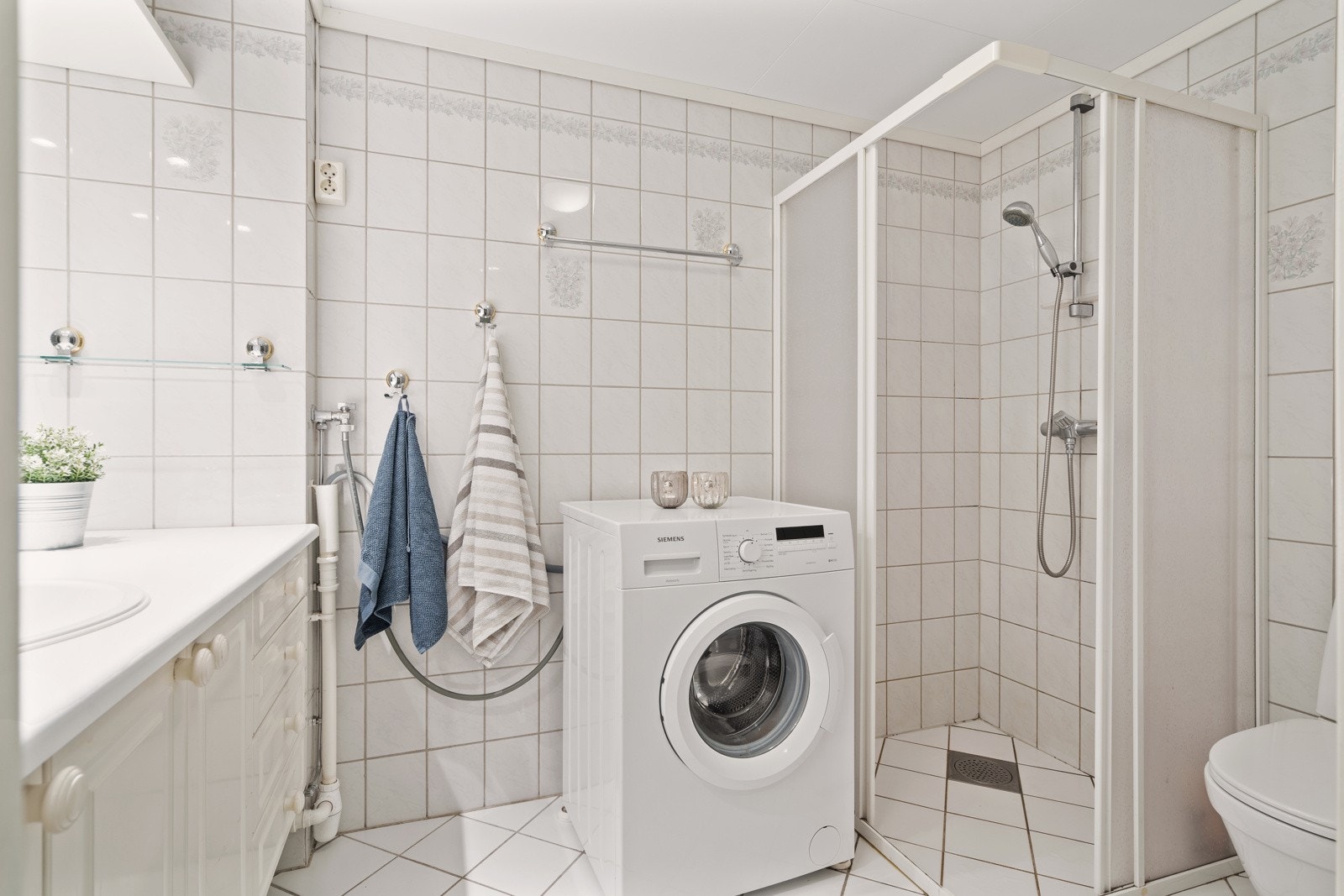 Her har du ferdig opplegg for vaskemaskin samt praktisk og arealeffektivt dusjhjørne Galleribilde