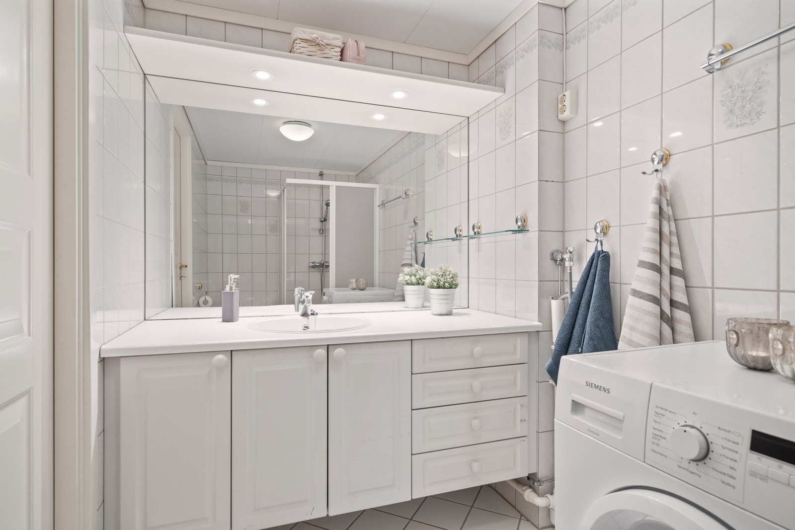 Flott og flislagt bad på 4,6m² med varmekabler i gulv Galleribilde