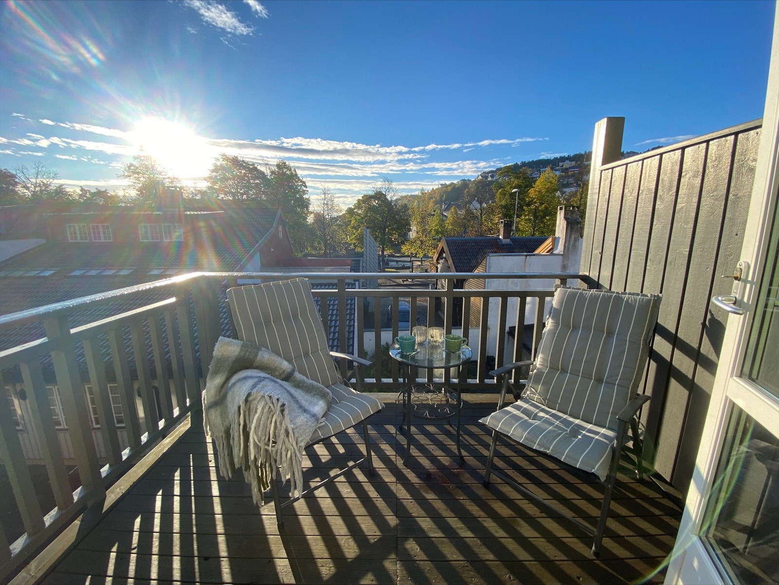 Fra stuen har du direkte tilgang til leilighetens solrike balkong på 6,4m² Galleribilde