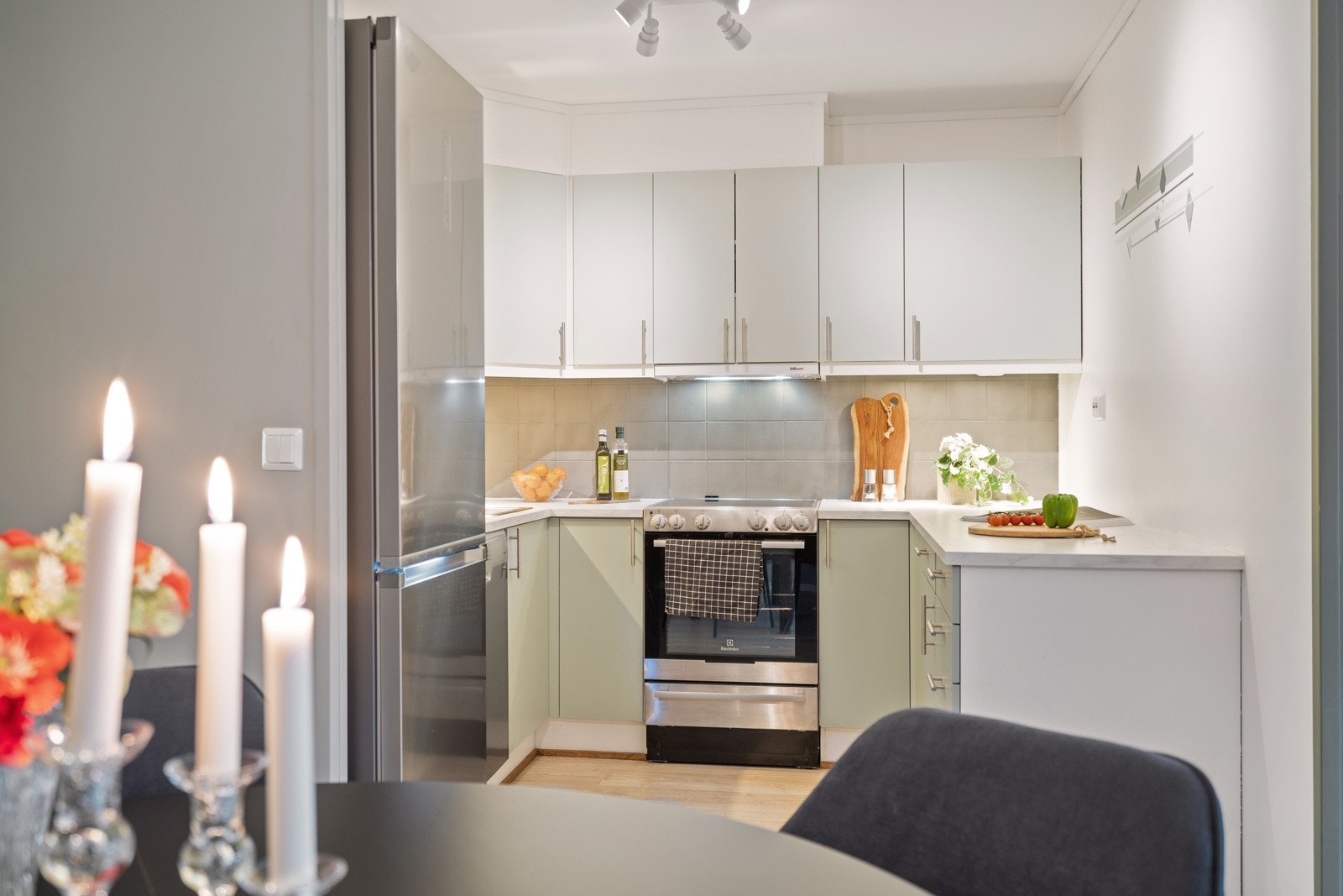 Praktisk adskilt kjøkken med mye skap- og benkeplass som gir god plass til oppbevaring Galleribilde