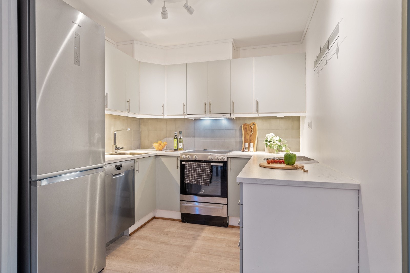 Her er det også nyere laminat som i resten av leiligheten med unntak av bad Galleribilde