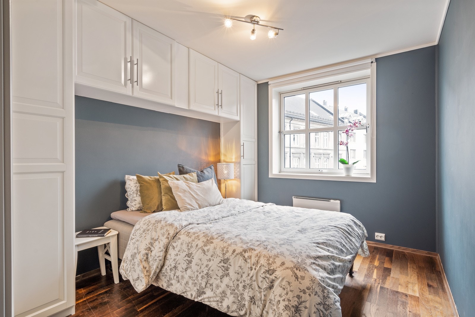 Soverommet er av romslig størrelse, hele 11,3m². Her har du god plass til dobbeltseng og tilhørende møblement Galleribilde