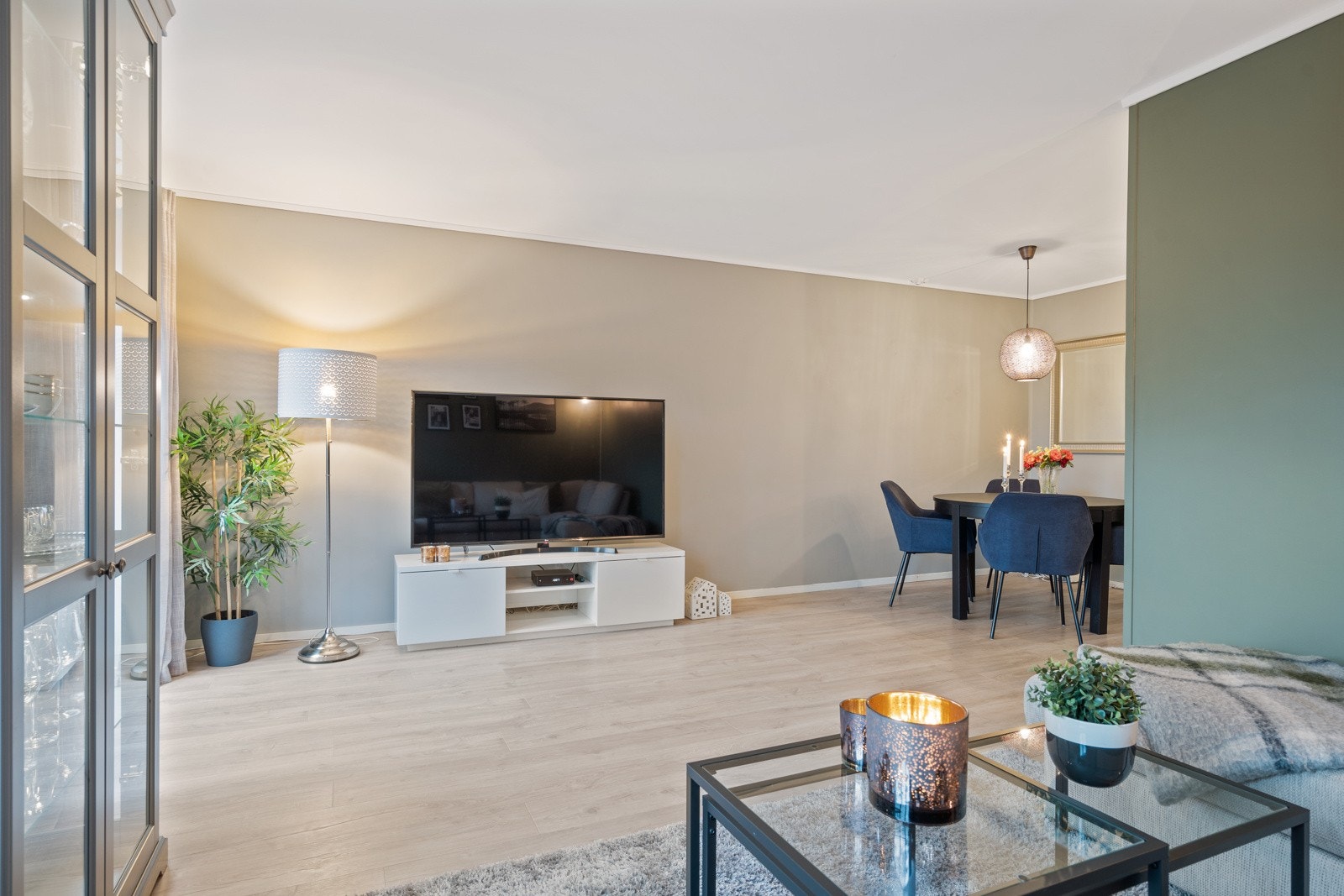 Leiligheten har en gjennomgående pen standard med generøs takhøyde samt rasue vindusflater som gir godt med lys til stuerommet Galleribilde