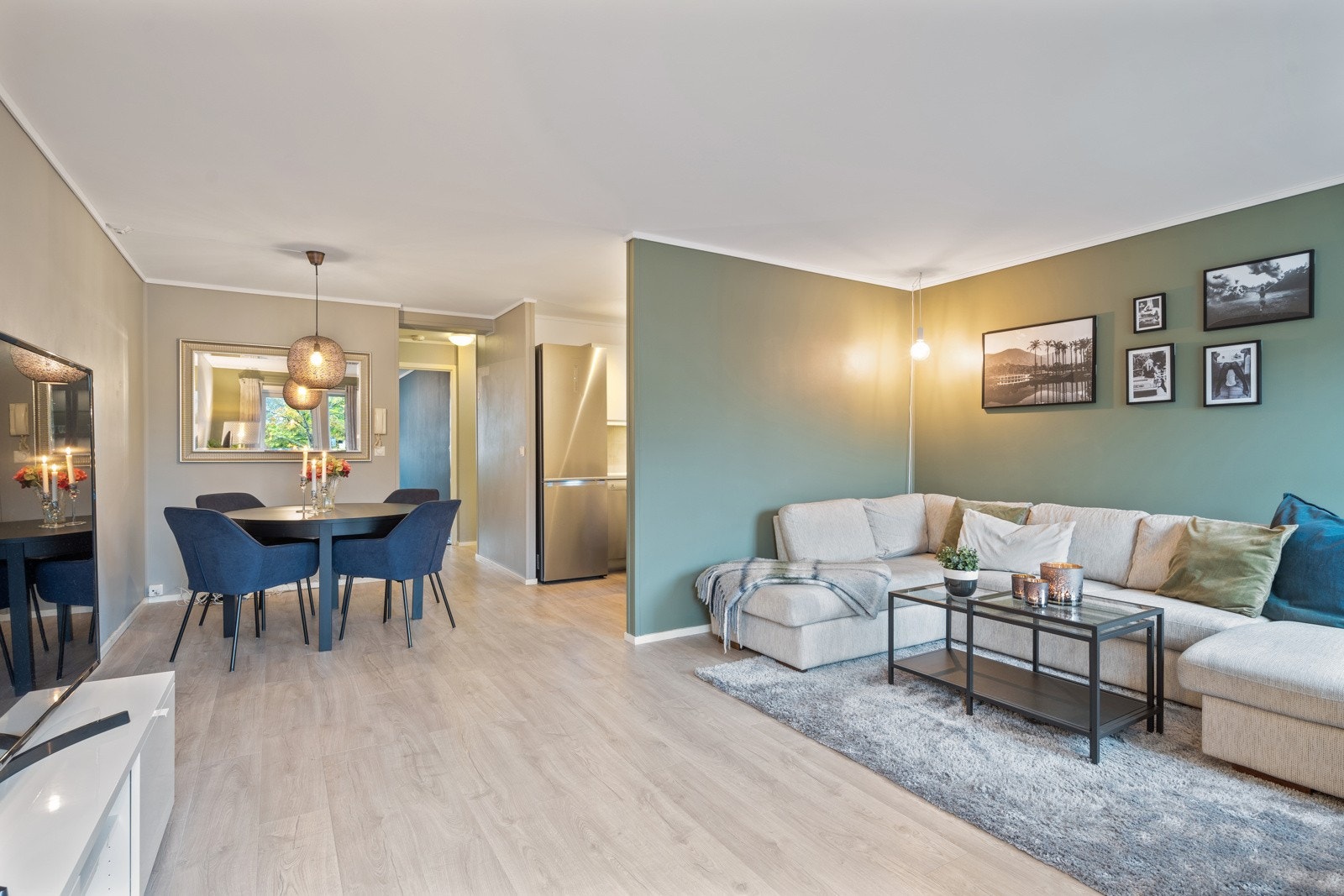 Praktisk og arealeffektiv planløsning med god plass til eget sofahjørne og spisegruppe ved kjøkkenet Galleribilde