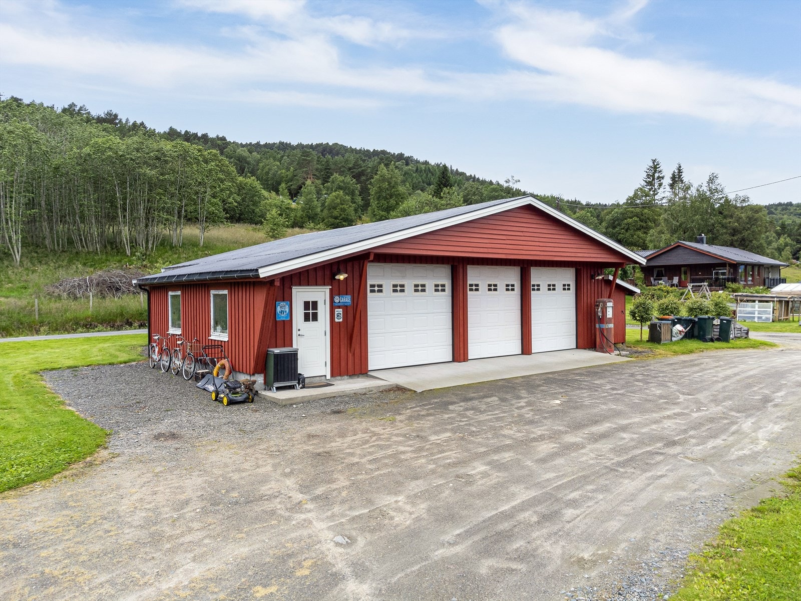 Stor garasje med tre kjøreporter Galleribilde