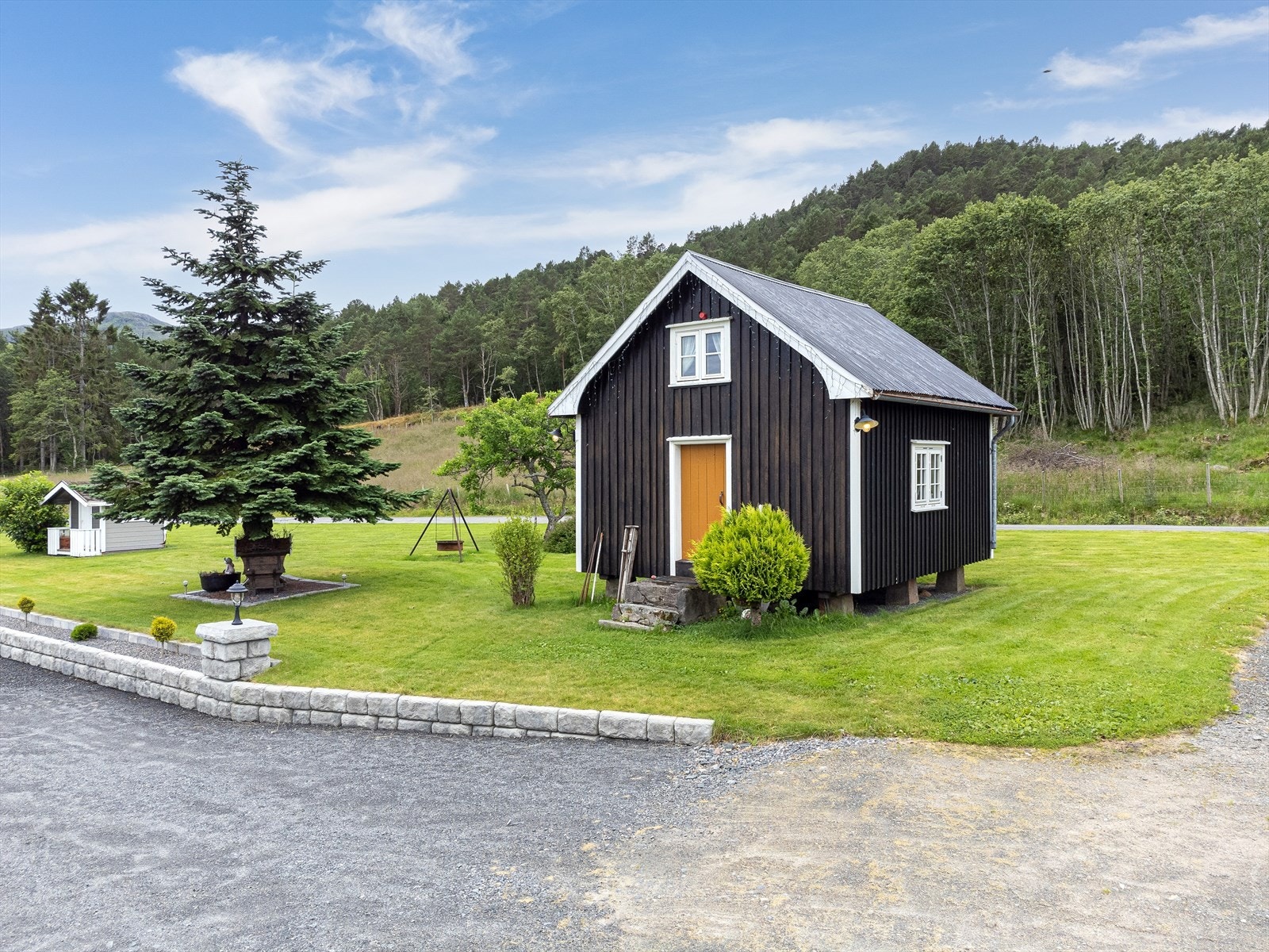 Stabbur på gårdstunet Galleribilde