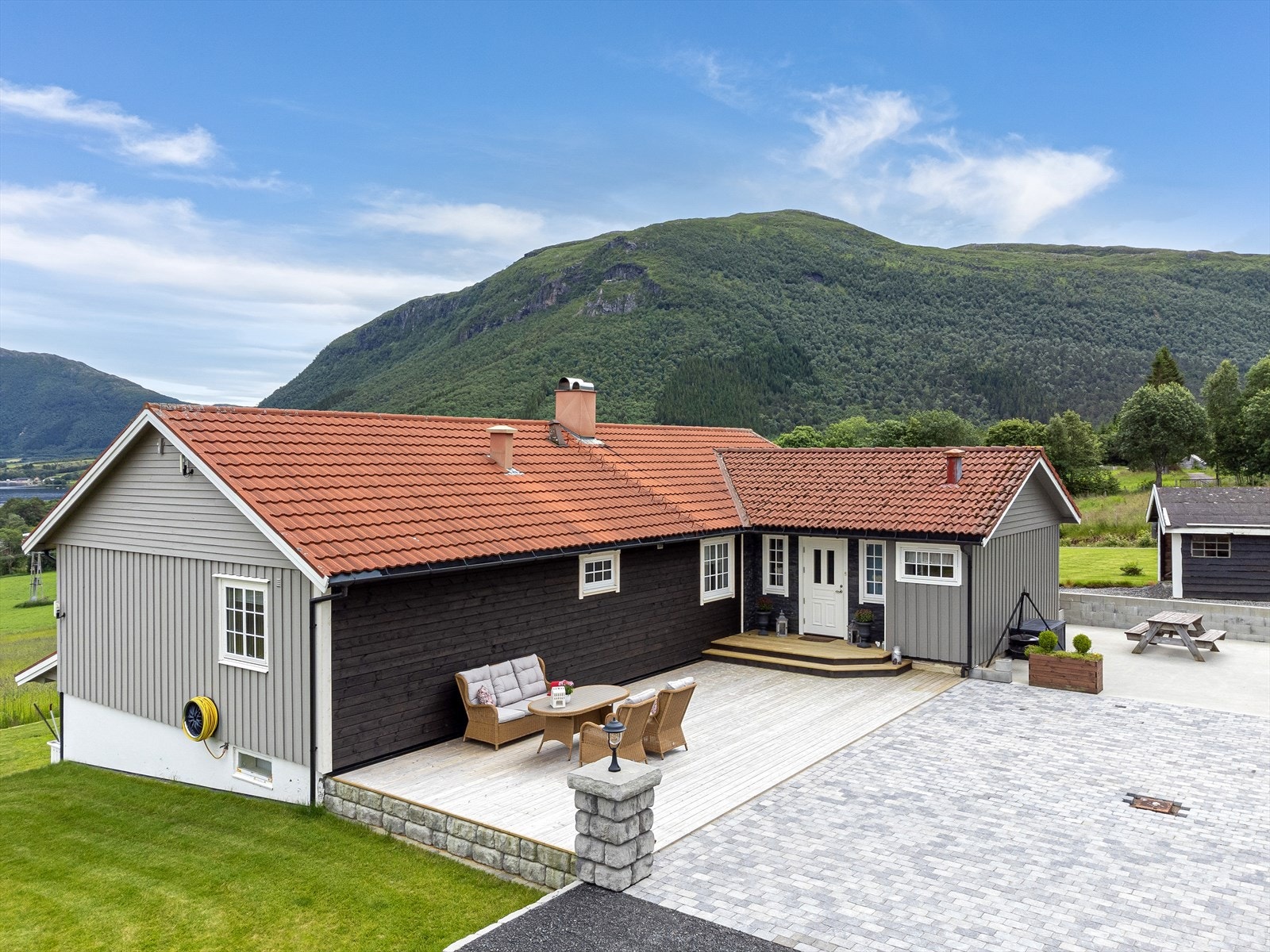 Flott uteplass og belegningsstein på gårdsplass. Galleribilde