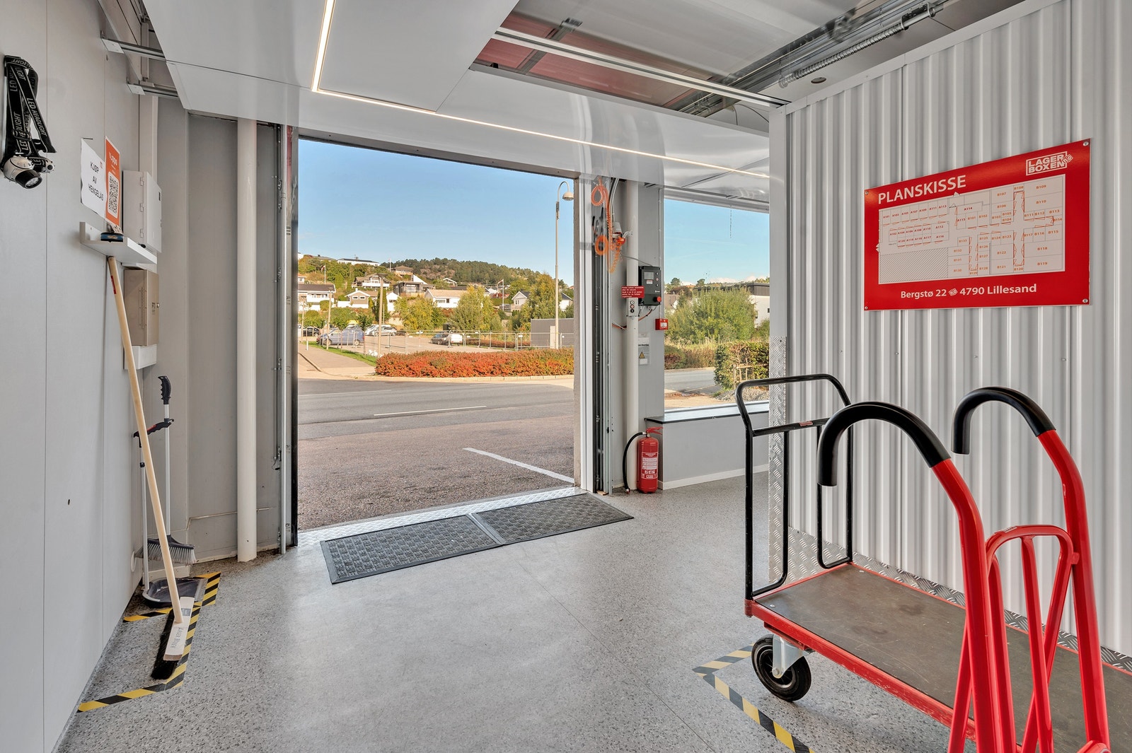 Enkel lagring hos Lagerboxen. Inngang fra gateplan. Traller (2 og 4 hjuls) står klare til bruk. Galleribilde