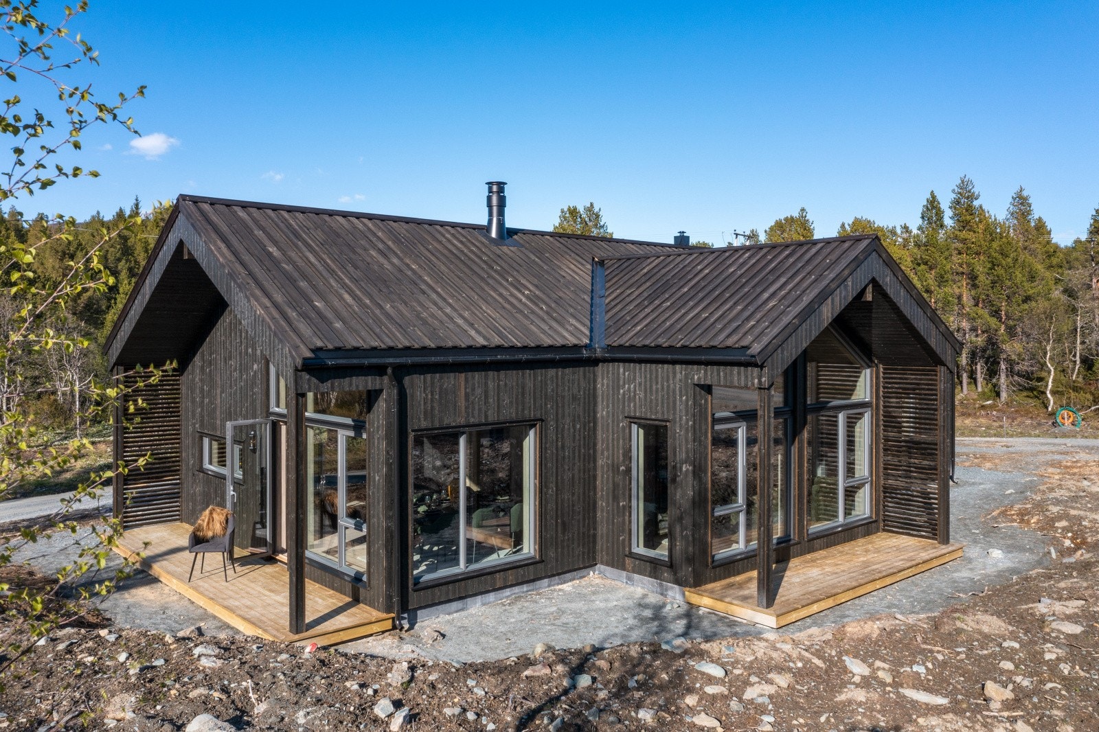 Eiet naturtomt, som er opparbeidet med gruset gårdsplass med oppstillingsplass til 2 biler. Galleribilde