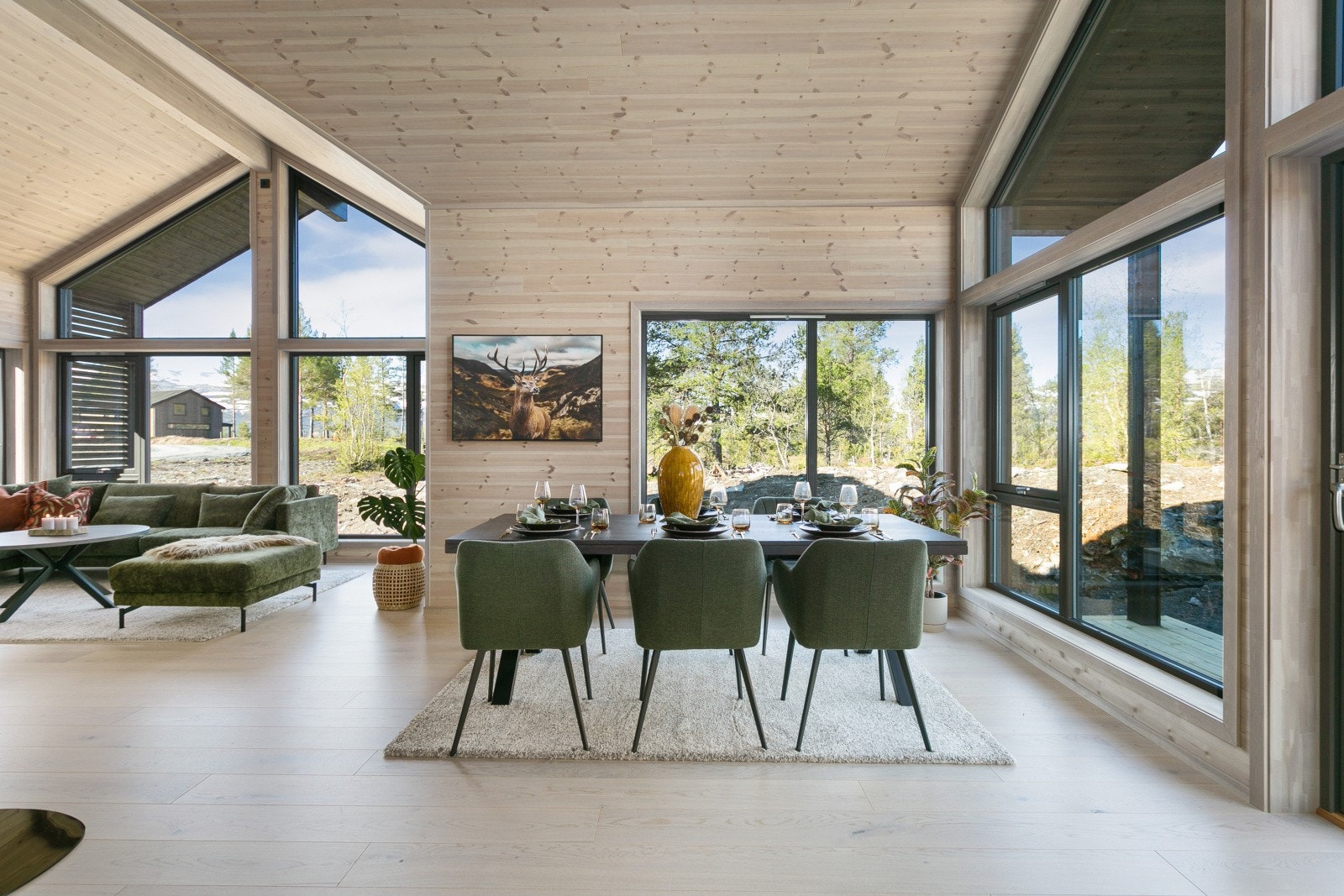 Stor og fin spisestue der man kan samle familie og venner til et fint måltid. Galleribilde