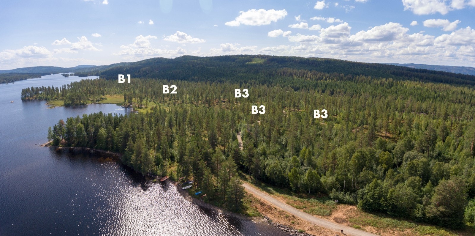 Mot sør og tomteområdene med badestranda i bak-kant (nord). Galleribilde