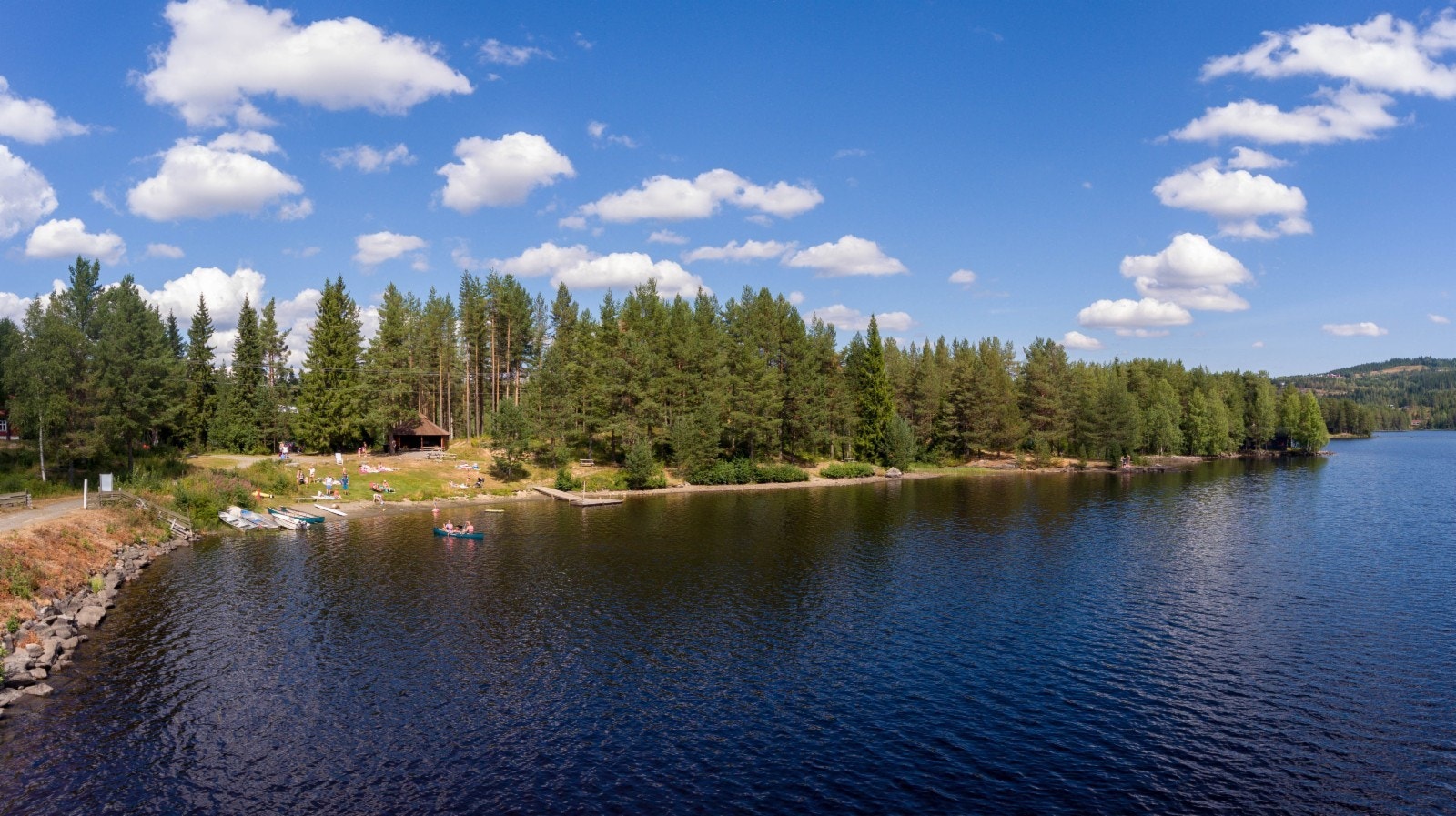 Utsikt mot badestranda i enden av Trevatna tett ved Vassendmoen hyttefelt Galleribilde