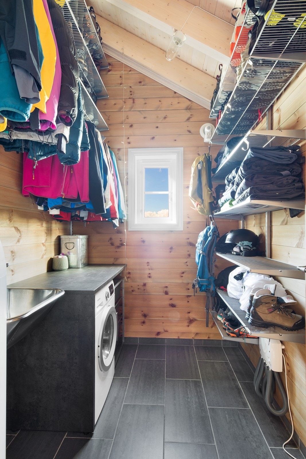 Praktisk vaskerom med god plass til lagring. Galleribilde