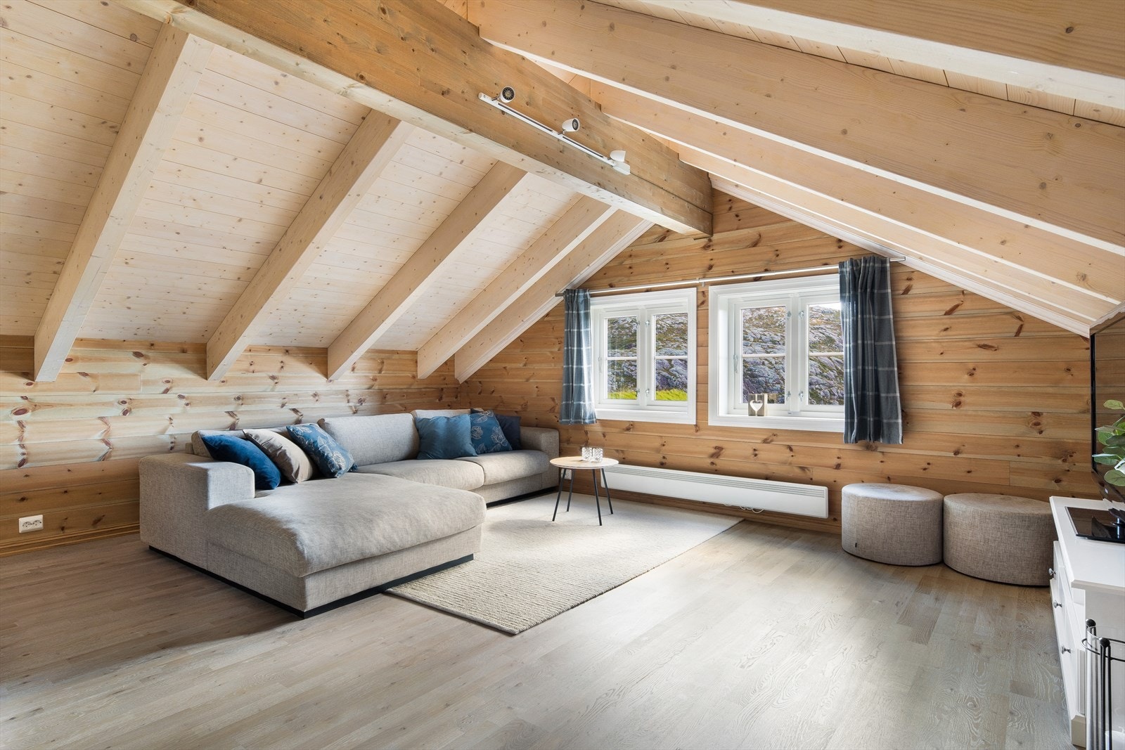 Flott loftstue med fin utsikt. Galleribilde