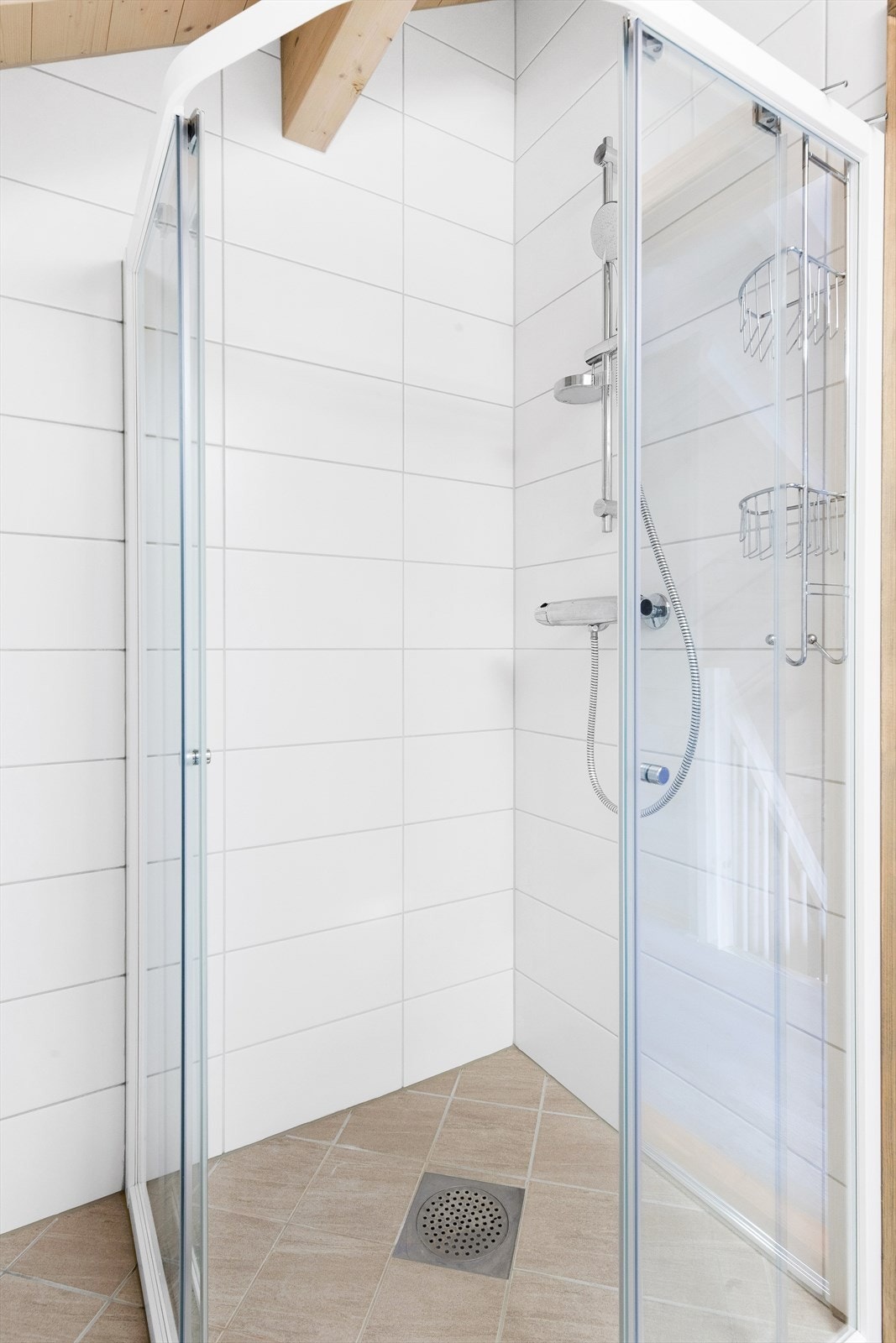 Her er det toalett, dusj og servant. Galleribilde