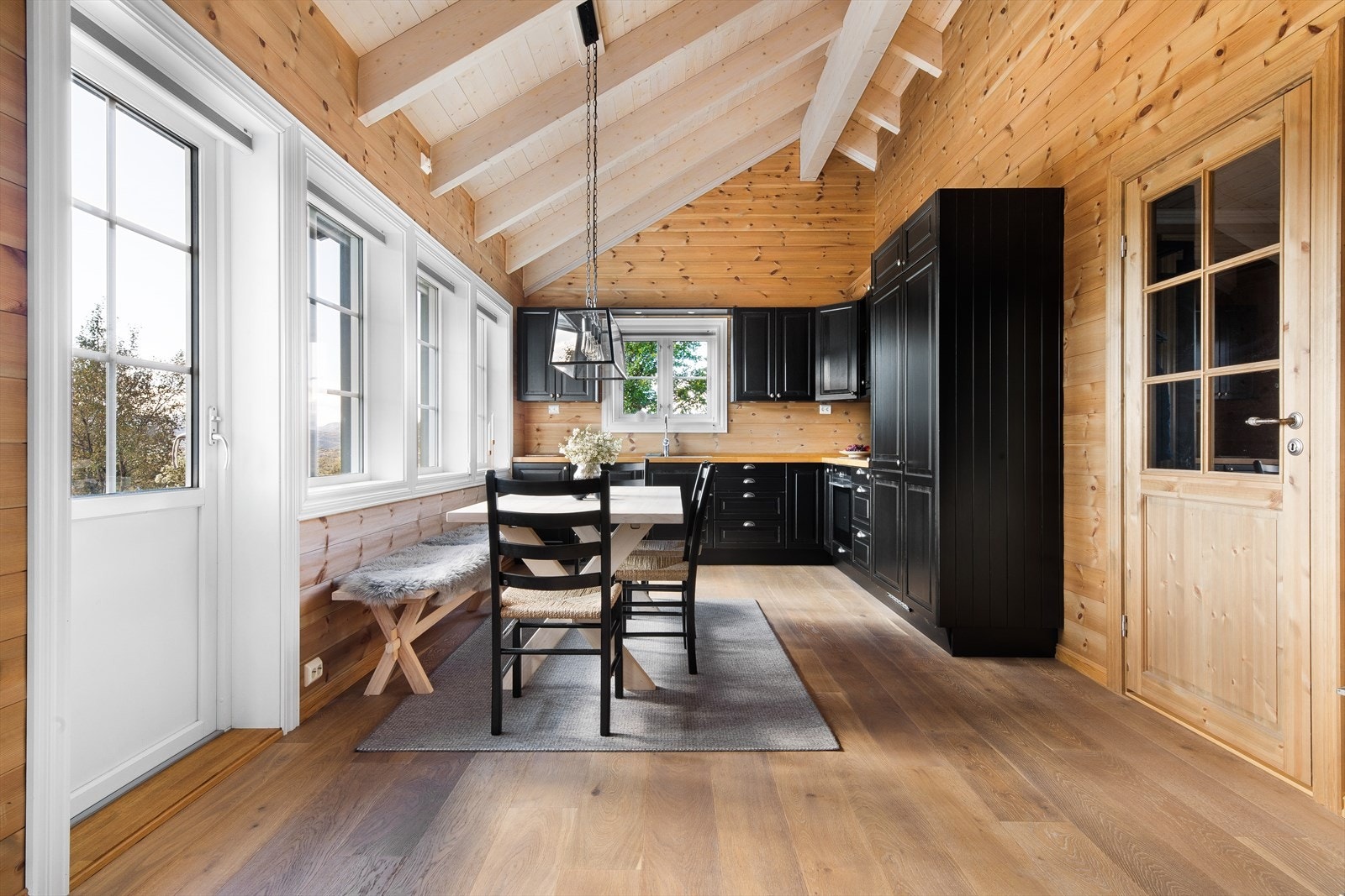 Kjøkken fra Bjerks trevare - Plass til spisebord Galleribilde