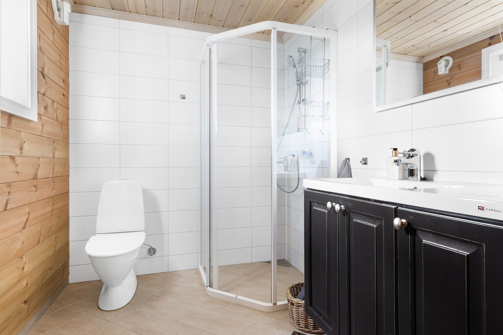 Lyst bad med flislagt gulv med varmekabler - romslig seksjon med servant Galleribilde