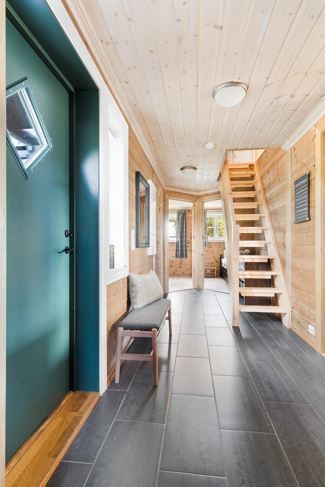 Fra gangen er det inngang til alle rom i hytten. Galleribilde