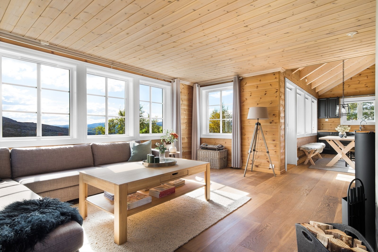 Hytten har fine utsiktsforhold fra stuen. De fleste møbler i stuen medfølger. Galleribilde