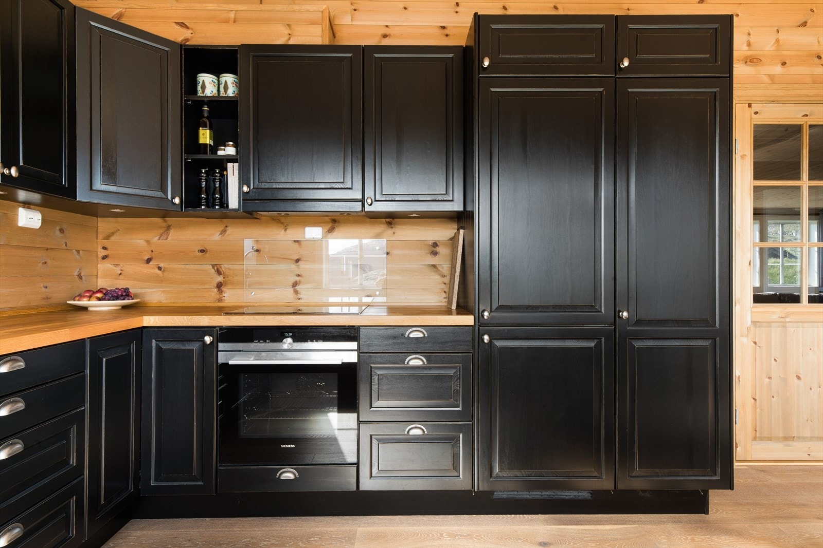 Romslig kjøkken med god plass i skuffer og skap - Integrerte hvitevarer Galleribilde