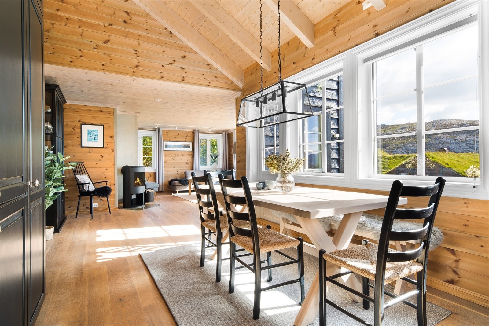 Plass til spisebord på kjøkkenet. Galleribilde