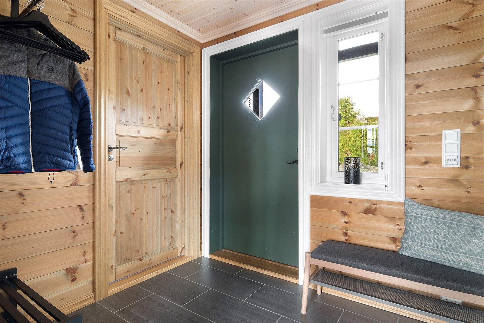 Flislagt entré/gang med varme i gulvet. Galleribilde