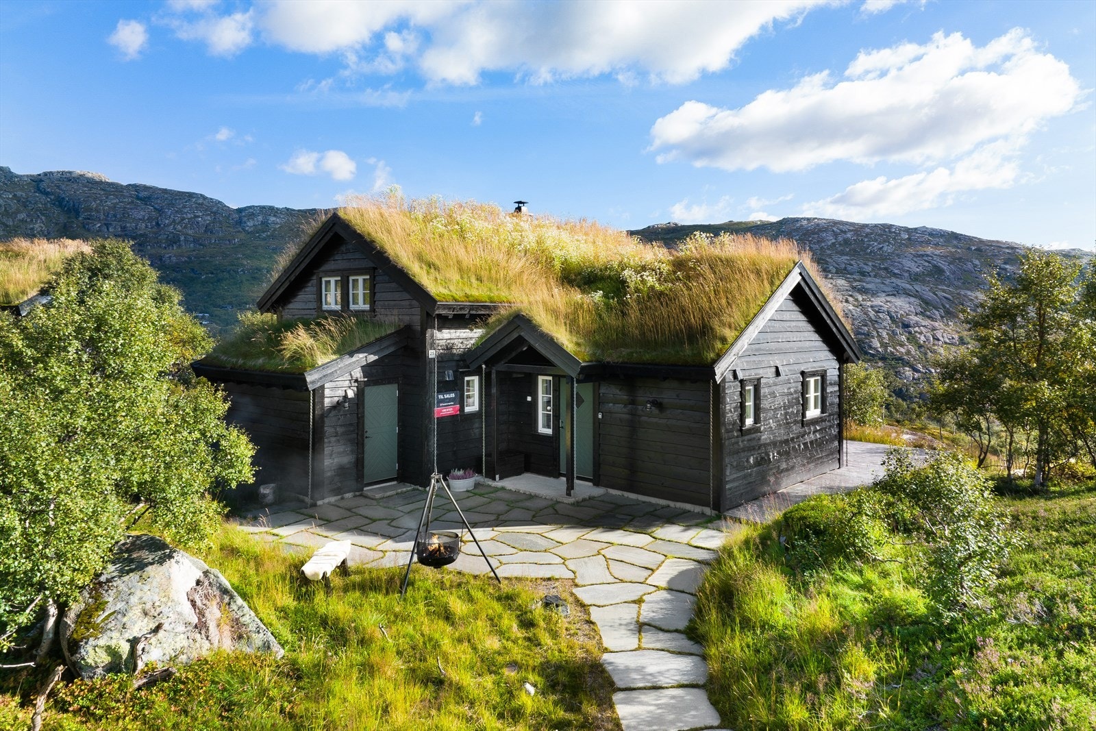 Et herlig opparbeidet uteområde med skifer og terrasseplatting rundt hytten Galleribilde