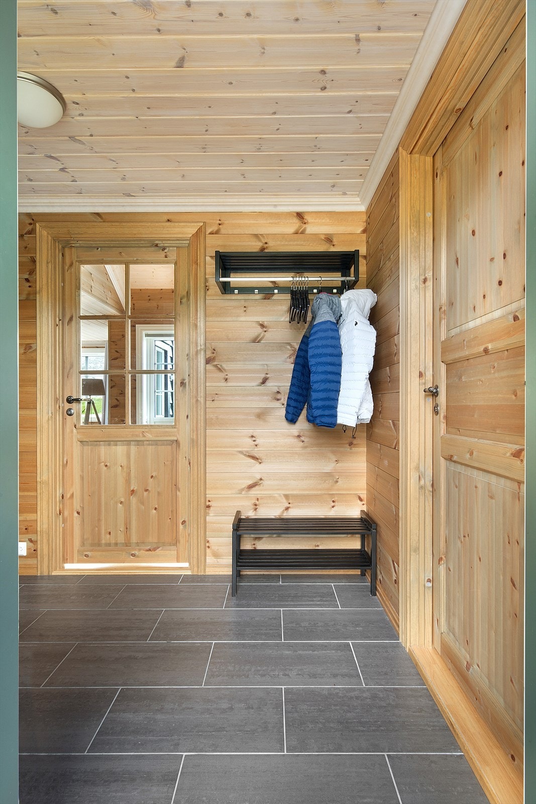 I gangen er det plass til å henge av seg yttertøy. Rommet inn til høyre er en svært romslig bod med ytterlige garderobemuligheter. Galleribilde
