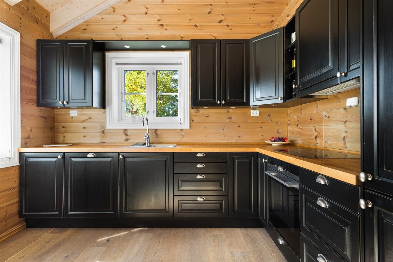 Det inneholder integrert stekeovn, platetopp, oppvaskmaskin og kombiskap Galleribilde