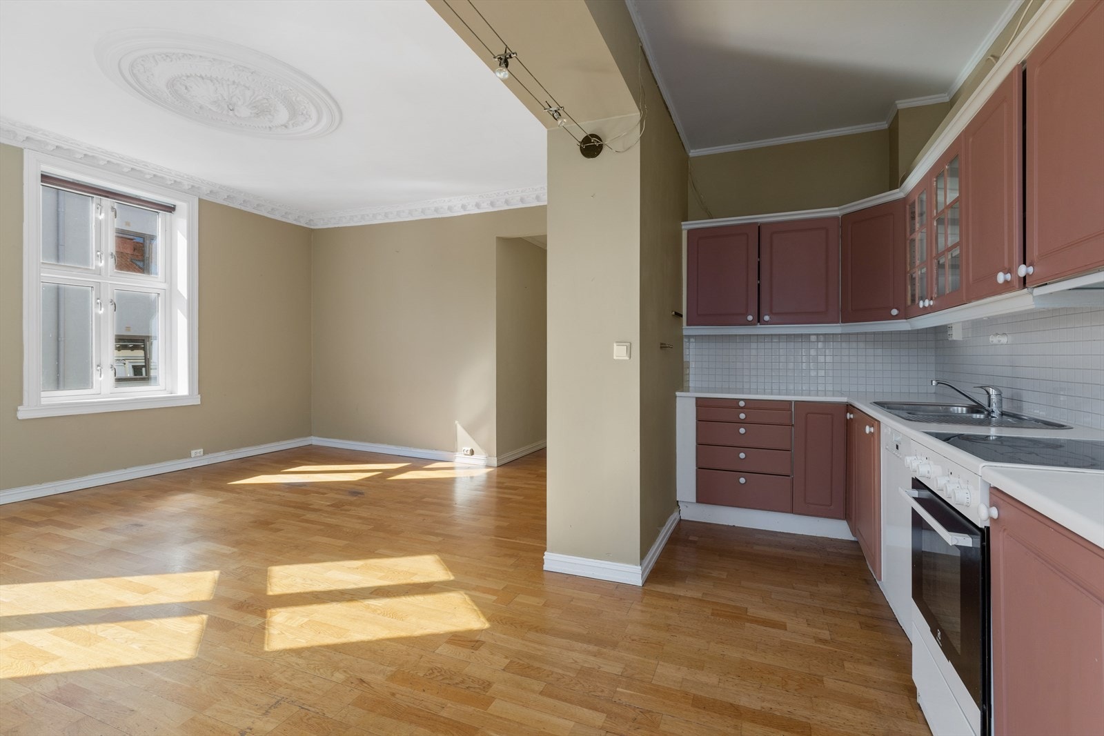 Kjøkkenet ligger i åpen løsning til stuen. Galleribilde