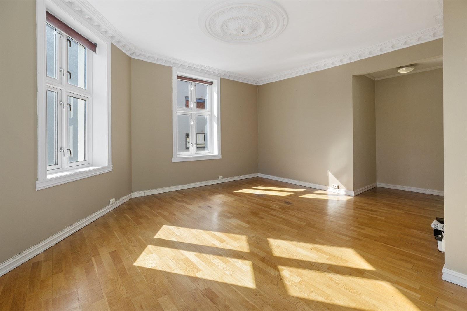 Leiligheten har store vindusflater, hjørnebeliggenheten bidrar til godt med lysinnslipp. Galleribilde