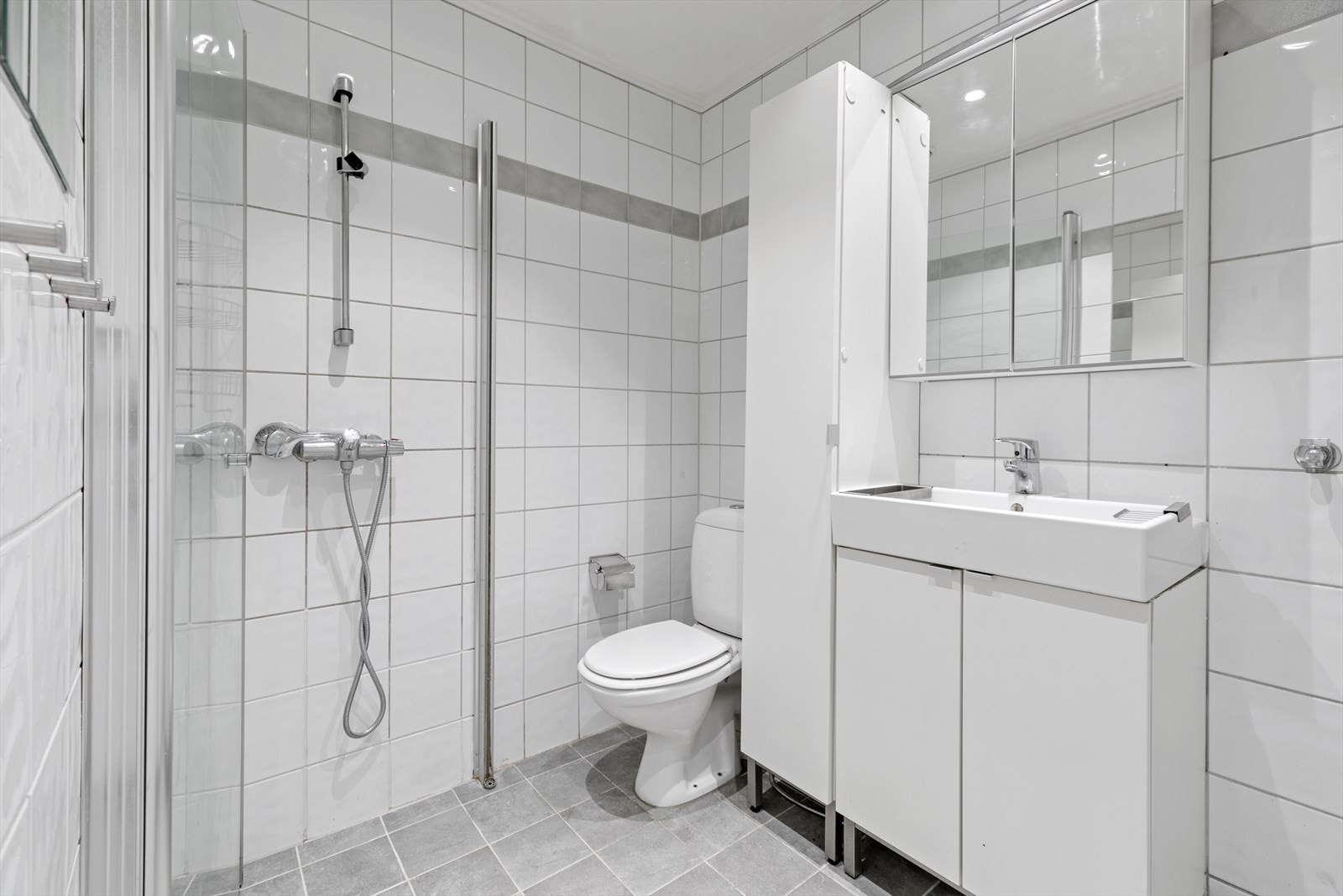 Flislagt bad med varmekabler på gulv. I 2020 ble det lagt nye gulvfliser. Det er opplegg for vaskemaskin. Galleribilde