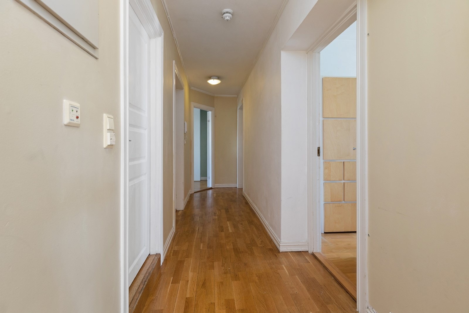 Stor entré med plass til garderobeskap. Galleribilde