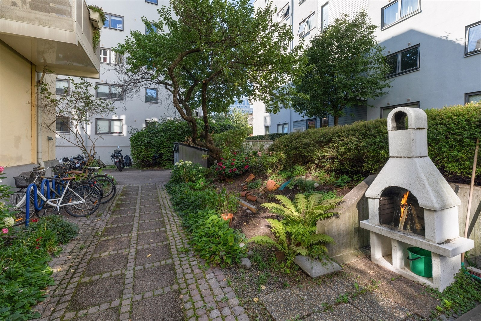 Her finner vi også borettslagets utepeis. Galleribilde