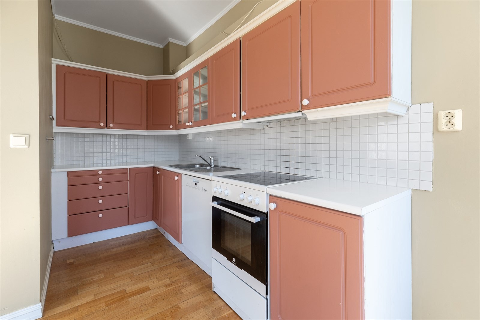 Kjøkkeninnredningen har malte profilerte fronter, benkeplaten er i laminat. Galleribilde