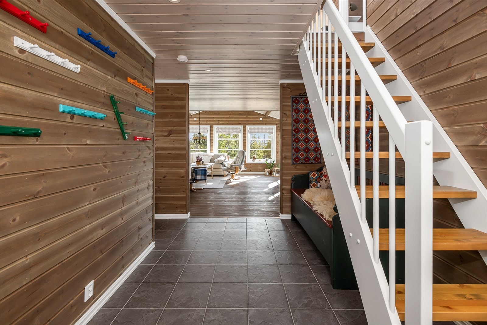 Romslig gang der det er trapp opp til hems/brukervennlig loftsetasje. Flilsagt gulv. Galleribilde