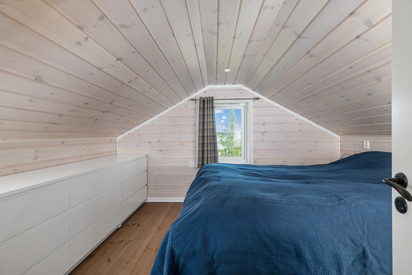 Fra loftsetasjen. Rom innredet med dobbeltseng. Plass til oppbevaringsløsning. Galleribilde