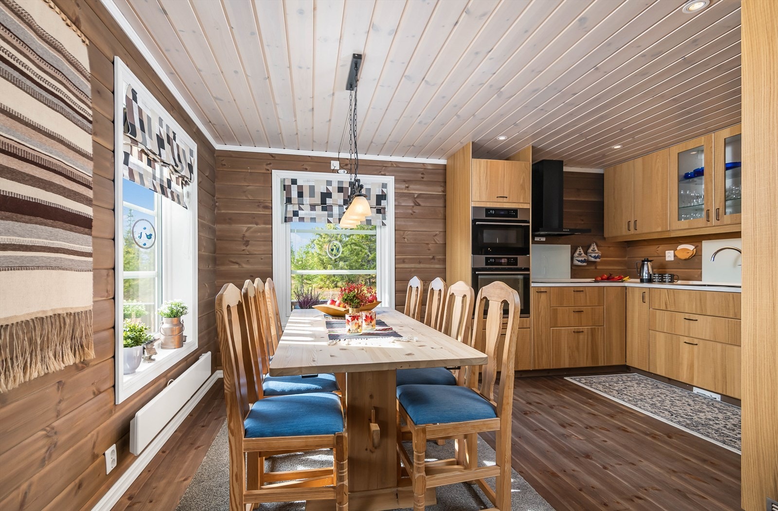 Lunt og innbydende kjøkken med plass til langbord. Galleribilde